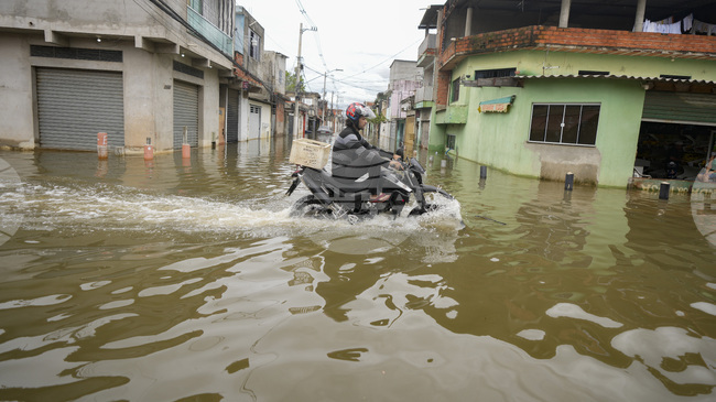Най-малко 14 души загинаха след проливни дъждове в Югоизточна Бразилия