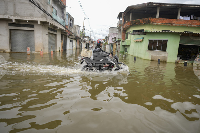 Най-малко 14 души загинаха след проливни дъждове в Югоизточна Бразилия