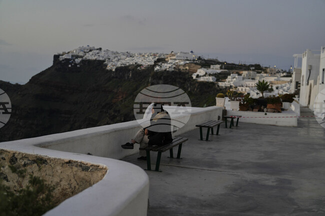 Санторини, разтърсен от 21 500 земетресения, очаква в неизвестност наближаването на туристическия сезон