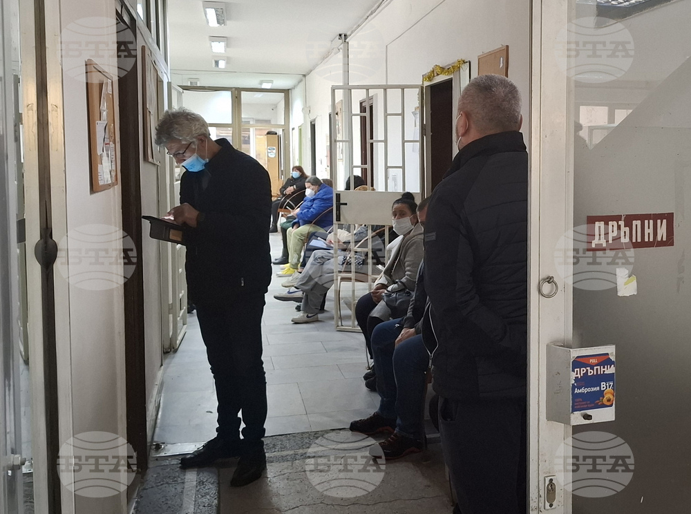 Личните лекари и лекарите специалисти искат потребителската такса да се повиши, но не се ангажират с определена сума