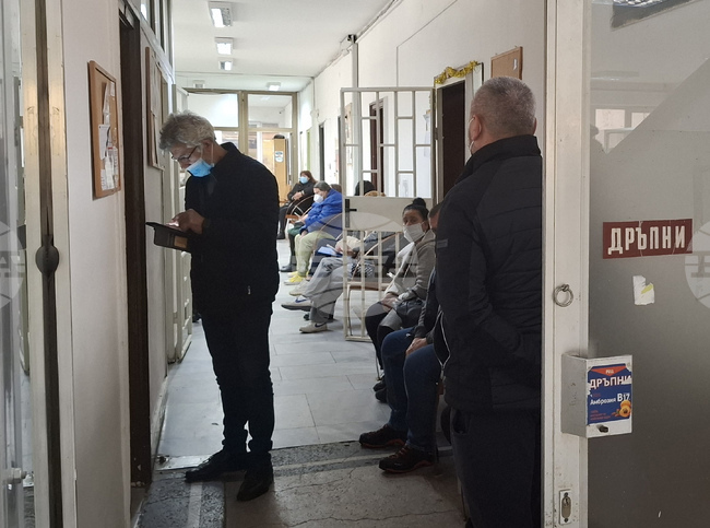 Личните лекари и лекарите специалисти искат потребителската такса да се повиши, но не се ангажират с определена сума