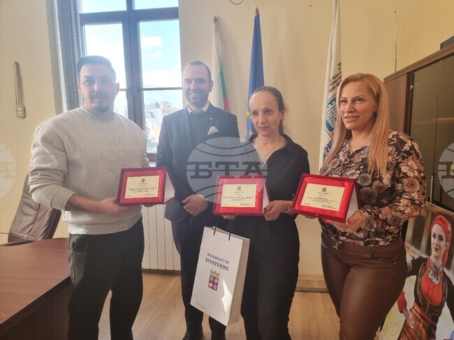 В Кюстендил наградиха победителите в конкурса „Най-красива външна коледна украса“