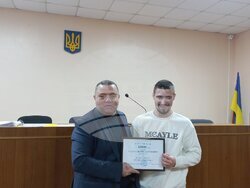 Кметът на Бесарабската община Сава Чернев връчва награда на бореца от  Бесарабската детско-юношеска спортна школа Андрей Желев. Снимки: фейсбук страница на Бесарабската селищна община