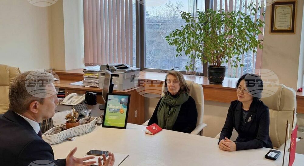 Бургаски свободен университет получи дарение от Институт "Конфуций"