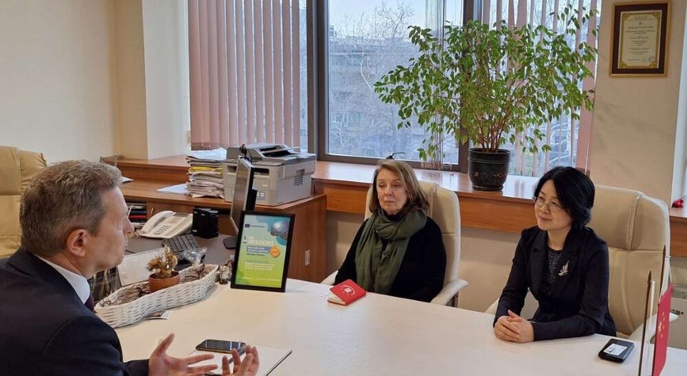 Бургаски свободен университет получи дарение от Институт "Конфуций"