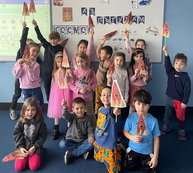 Ученици от подготвителна група „Слънчице” в училище „Българче“ в Лондон изработиха хартиени ракети