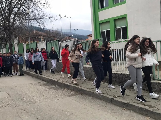 Трето основно училище “Гоце Делчев “ в Петрич отбеляза 153 години от рождението на революционера Гоце Делчев