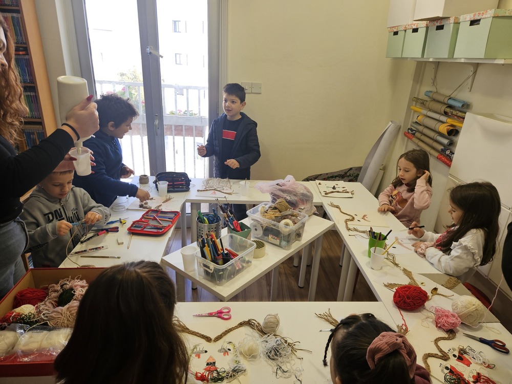 Възпитаници на училище „Никола Вапцаров“ в Никозия изработваха кукерски маски