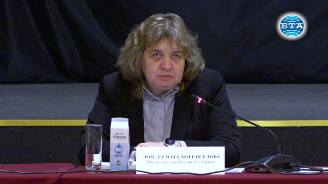 Проблемите в съдебната система могат да бъдат решавани или през промени в Конституцията, или в законодателството, каза Наталия Киселова