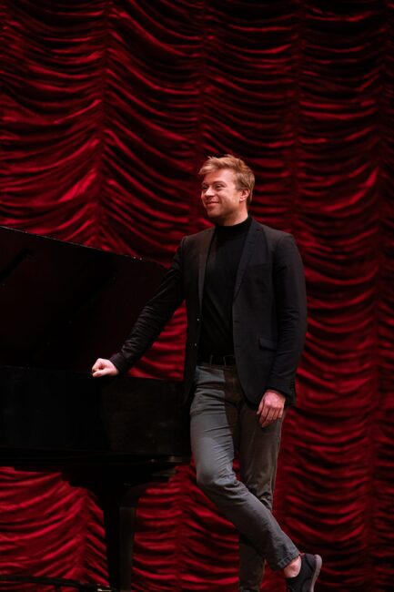 Победителят от конкурса „Млади посланици на операта“ в Монреал контратенорът Никълъс Бърнс дебютира на сцената на Софийската опера