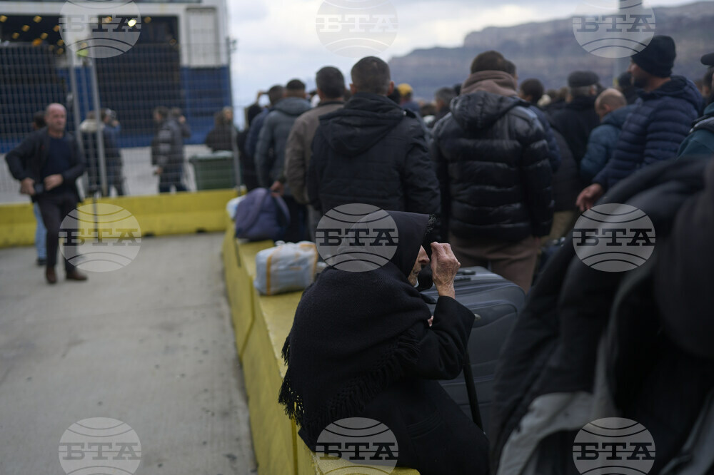 Над 10 000 души са напуснали Санторини вчера, след като стотици земетресения разтърсиха острова