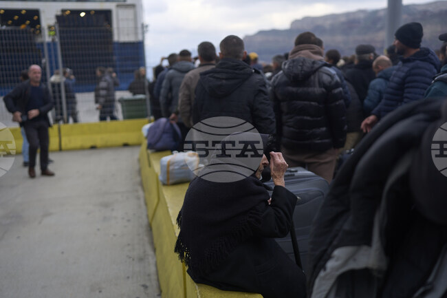 Над 10 000 души са напуснали Санторини вчера, след като стотици земетресения разтърсиха острова