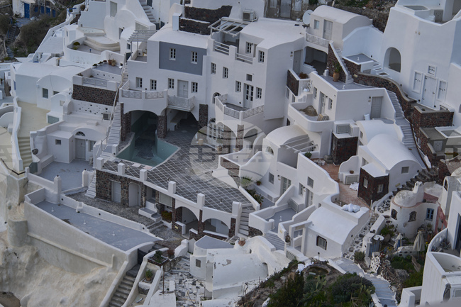 Училищата на Санторини и съседните острови отварят врати след серията от земетресения