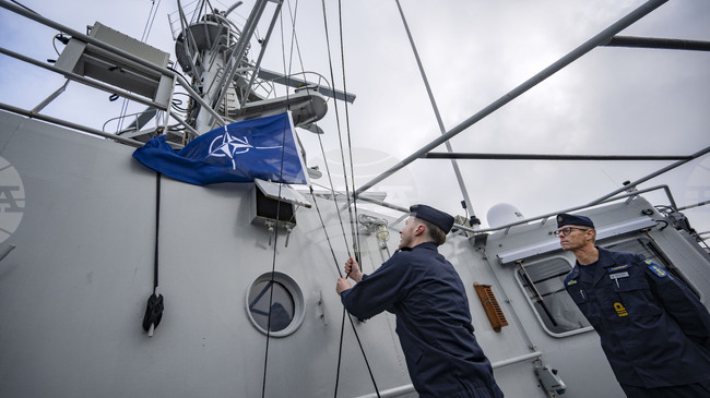 Шведски митничари проверяват санкциониран от ЕС руски кораб, акостирал в шведски води заради повреда