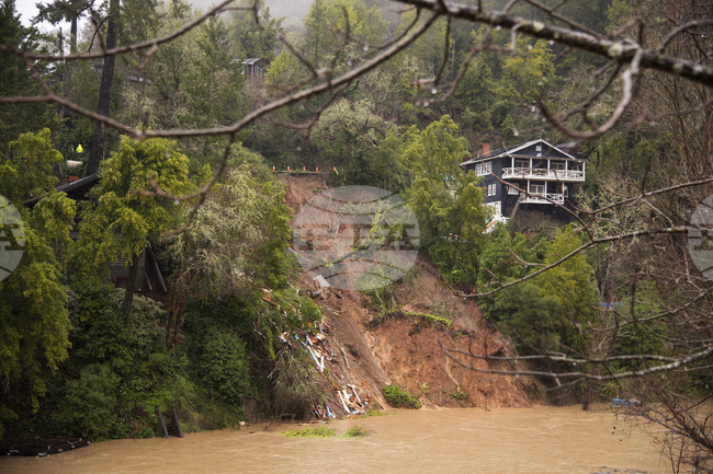Кални свлачища блокираха автомобили, затрупаха пътища и разрушиха домове в южната част на американския щат Калифорния