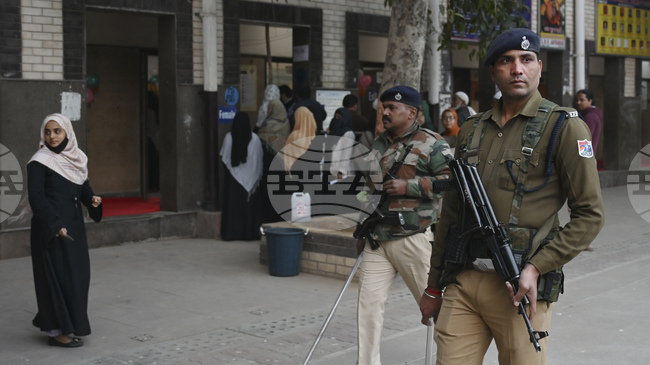 ПТИ: Полицията в Делхи въведе засилени мерки за сигурност заради поредица бомбени заплахи срещу ключови обекти града