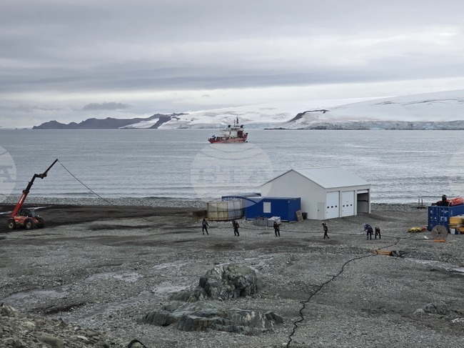 Продължават дейностите по прекарване на кабела за електрозахранване на новия лабораторен блок на Българската антарктическа база 