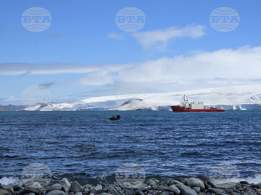RSV 421 Crew Conducts Survey of Emona Bay Rocks on Livingstone Island