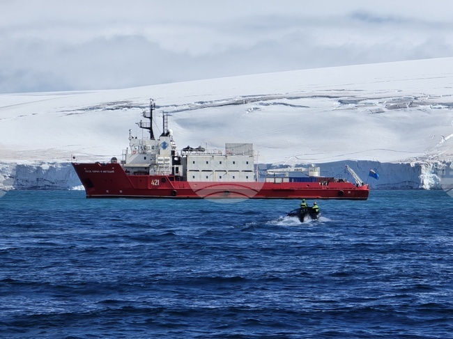 RSV 421 Crew Conducts Survey of Emona Bay Rocks on Livingstone Island