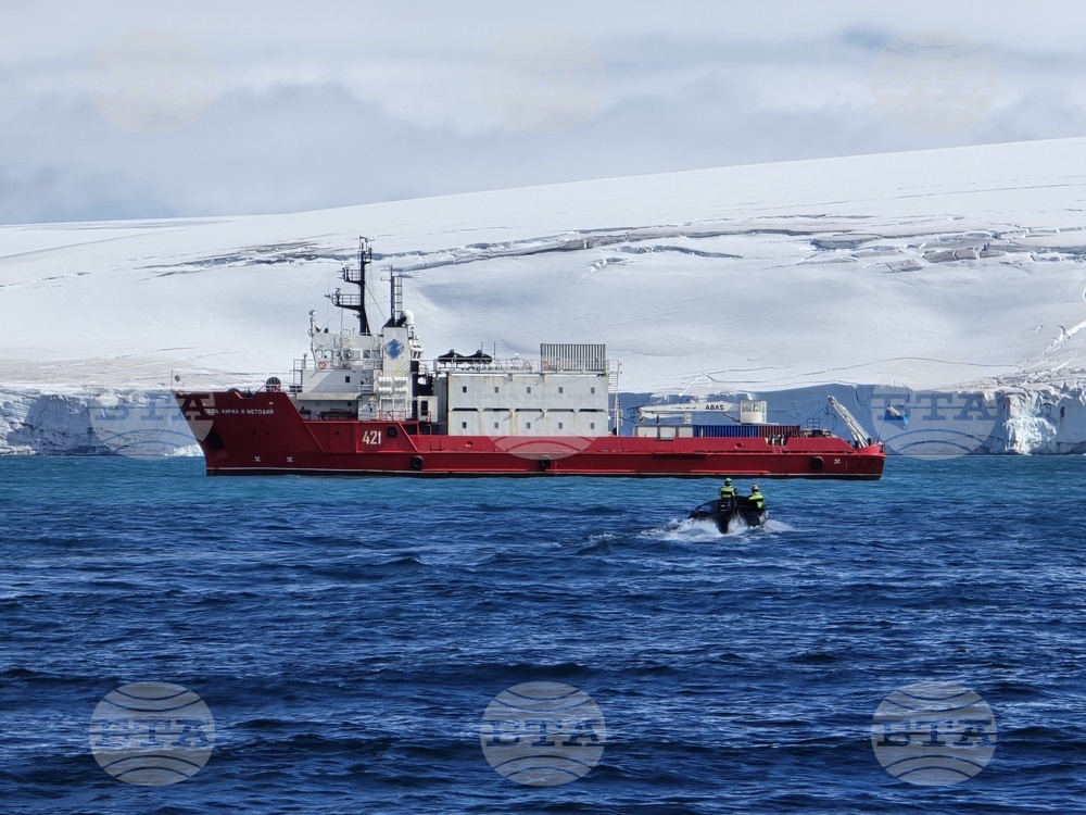 RSV 421 Crew Conducts Survey of Emona Bay Rocks on Livingstone Island