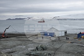 RSV 421 Crew Conducts Survey of Emona Bay Rocks on Livingstone Island