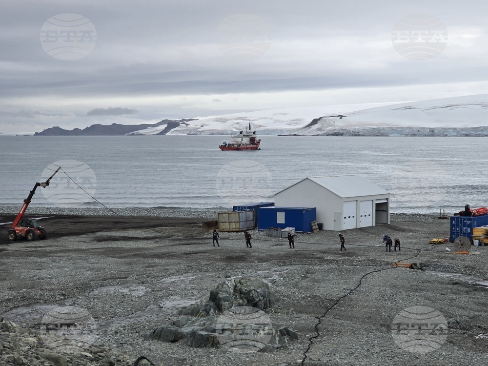 RSV 421 Crew Conducts Survey of Emona Bay Rocks on Livingstone Island