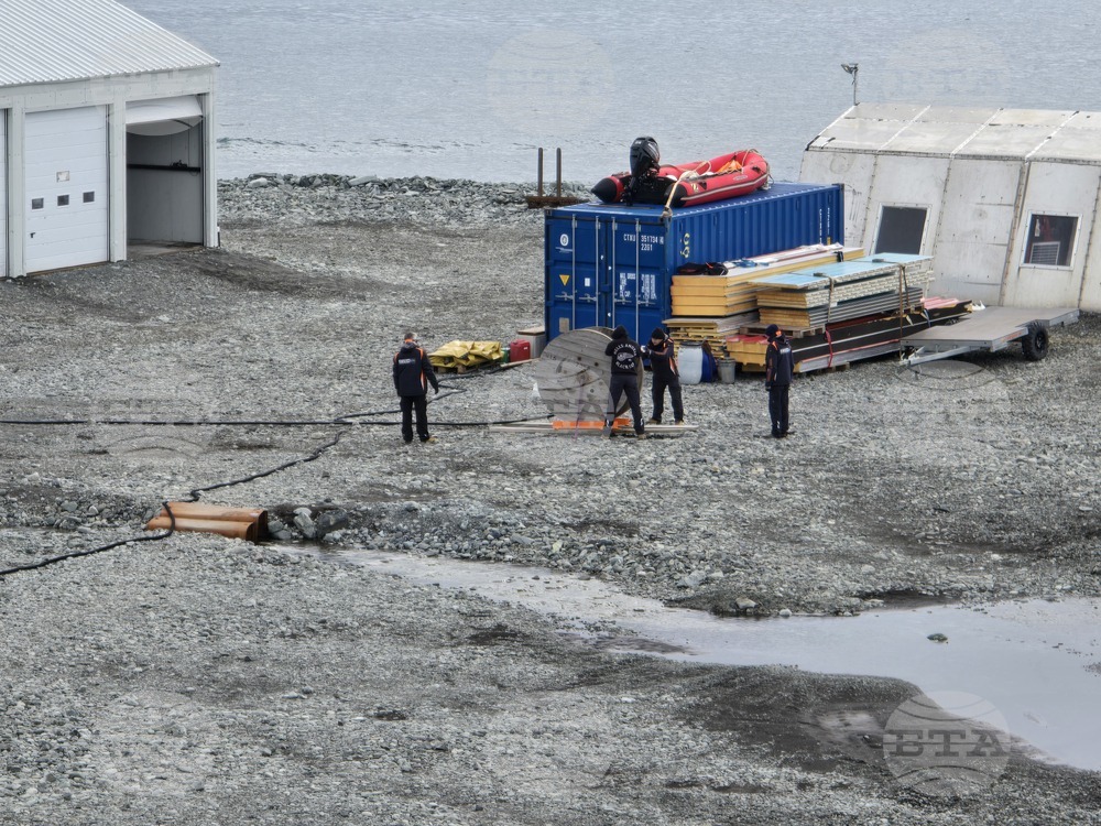 RSV 421 Crew Conducts Survey of Emona Bay Rocks on Livingstone Island