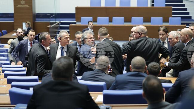 Наказаните със „забележка“ депутати през изминалата политическа година са 26-ма, от тях трима са и с „порицание“