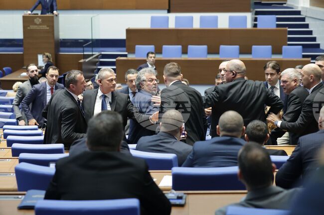 Наказаните със „забележка“ депутати през изминалата политическа година са 26-ма, от тях трима са и с „порицание“