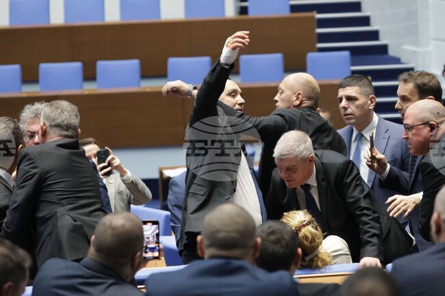 Заради безредици в пленарна зала председателят на парламента Наталия Киселова обяви 15-минутна почивка