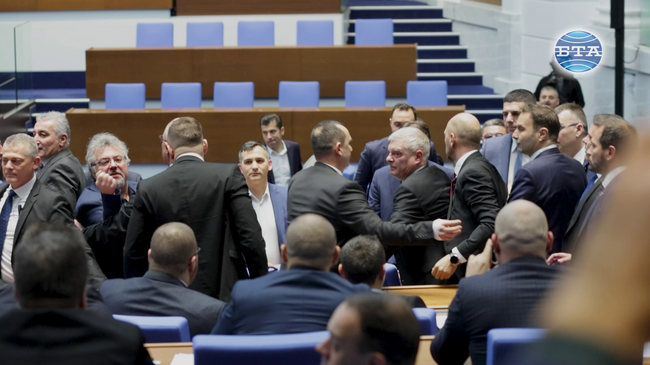 Заради безредици в пленарна зала председателят на парламента Наталия Киселова обяви 15-минутна почивка