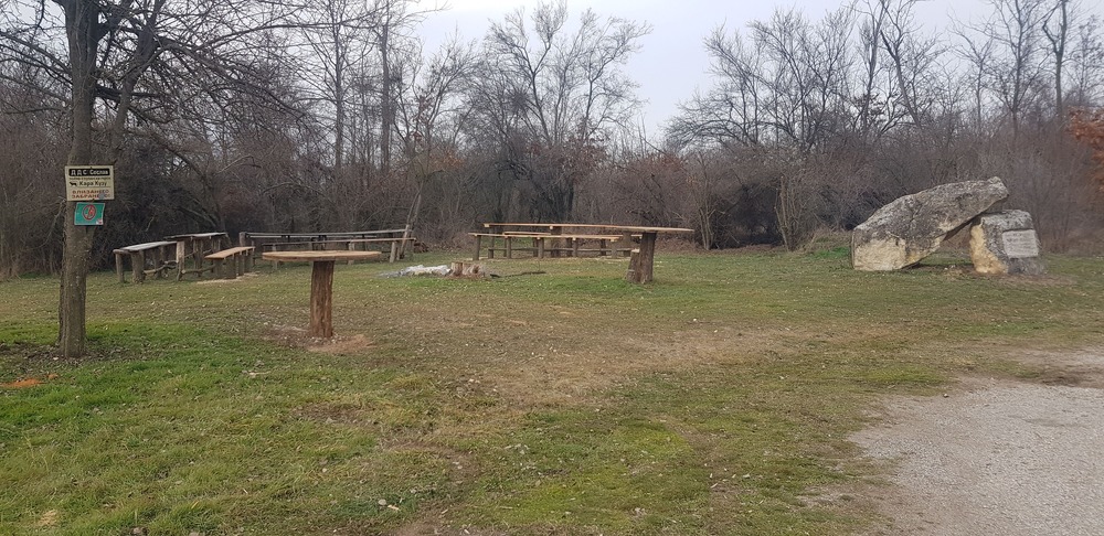 Пространството около паметника "Алея 150 години Васил Левски" в разградското село Побит камък има нов облик