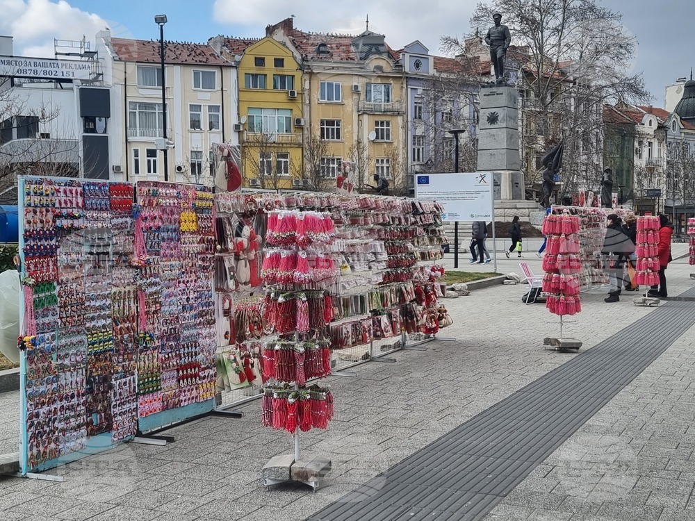 В Плевен са определени 90 места за продажба на мартеници на открито