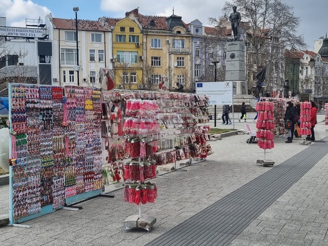 В Плевен са определени 90 места за продажба на мартеници на открито