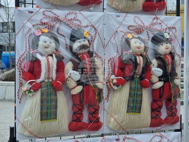 Плевен - базар - мартеници