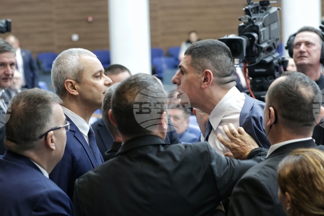 В парламента отново беше дадена почивка за възстановяване на реда в залата 