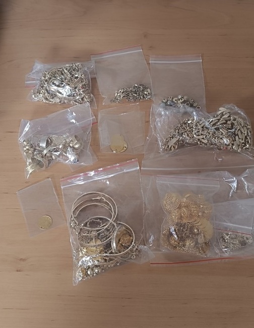 Контрабанда на златни накити и цигари за общо над 100 000 лева предотвратиха митничари на ГКПП "Лесово"