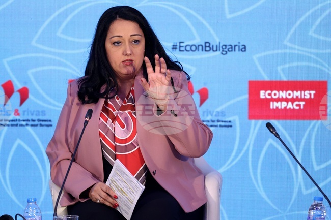 Декарбонизацията не трябва да бъде пречка, а двигател за икономически растеж, каза Лиляна Павлова на форум в София