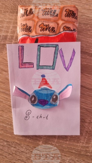 Втори национален конкурс „Картичка за мама“ на читалището в село Стража провокира към творчество с любов 