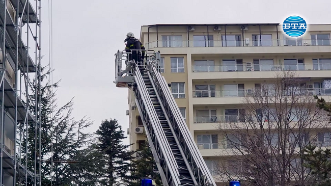 По време на учение във Варна пожарникари „спасяваха“ хора с автомеханична стълба