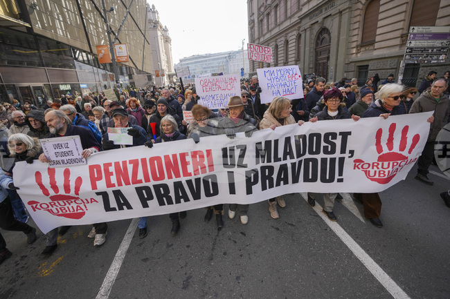 Пенсионери подкрепиха протестиращите студенти в Сърбия 