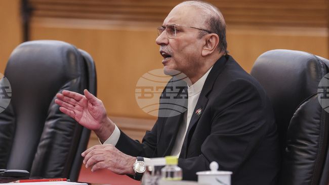 Пакистанският парламент предостави доживотен имунитет на президента и началника на въоръжените сили