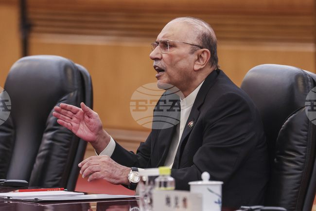 Пакистанският парламент предостави доживотен имунитет на президента и началника на въоръжените сили