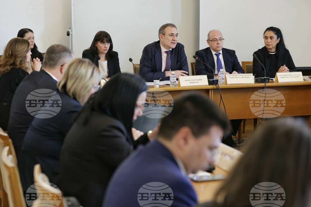 В България огромни средства не влизат в бюджета на държавата заради сивия сектор, каза министър Борислав Гуцанов