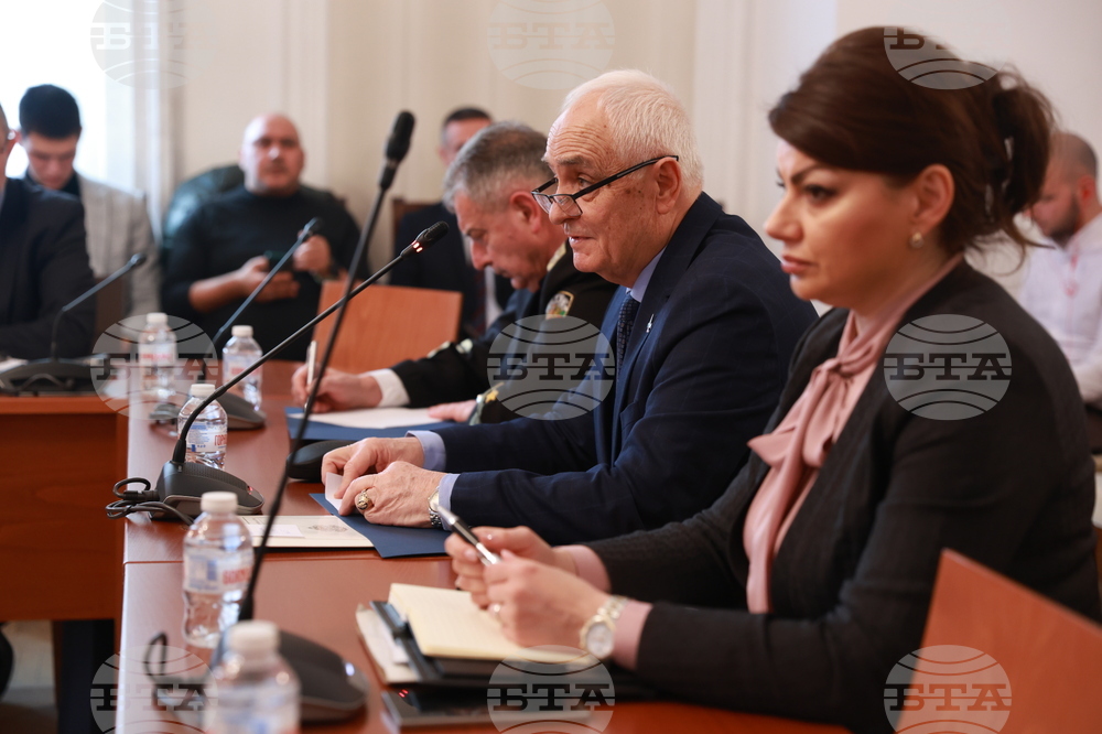 Министърът на отбраната Атанас Запрянов настоява, ако икономическите възможности на държавата позволяват, да се заделят 2,5 % от БВП за разходи за отбрана 