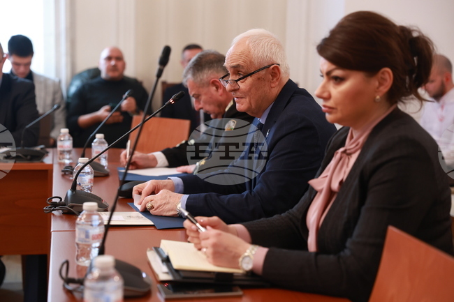 Министърът на отбраната Атанас Запрянов настоява, ако икономическите възможности на държавата позволяват, да се заделят 2,5 % от БВП за разходи за отбрана 