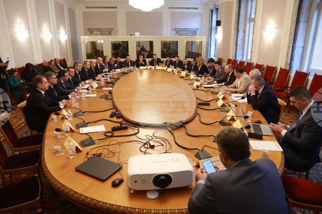 До края на седмицата връчват констативните протоколи на енергодружествата за прекъсванията на тока в края на 2024 г., заяви Пламен Младеновски от КЕВР пред енергийната комисия