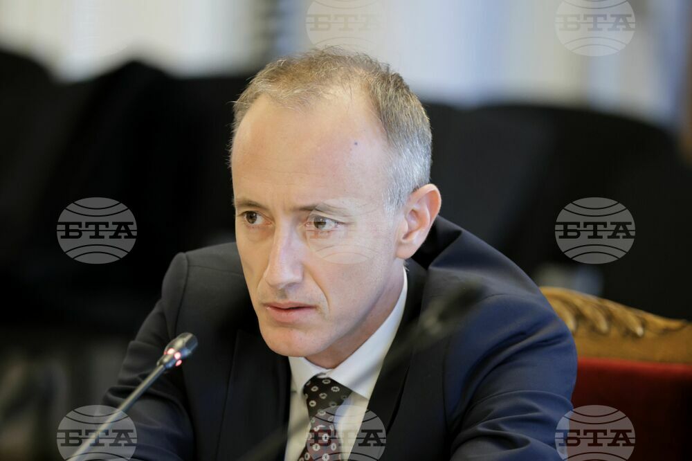 Образователният министър Красимир Вълчев предлага да има повече часове по математика и по природни науки