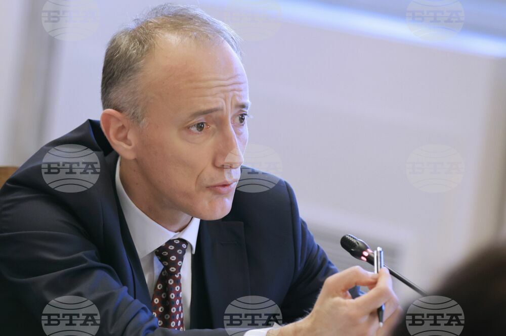 Предучилищното и училищното образование е най-голямата публична система, в която има 92 000 заети, каза министър Красимир Вълчев