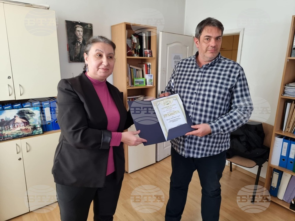 Кореспондентът на БТА в Кюстендил Ярослав Ставрев получи благодарствена грамота за дарителство от „Държавен архив“ - Кюстендил
